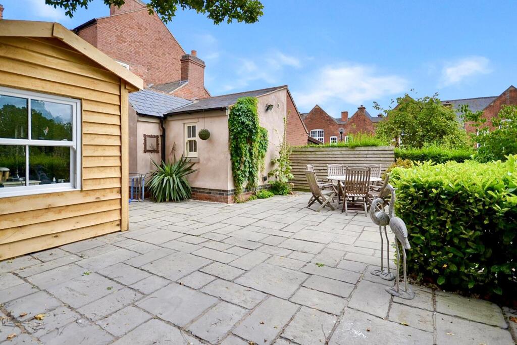 Large Private And Mature Rear Garden