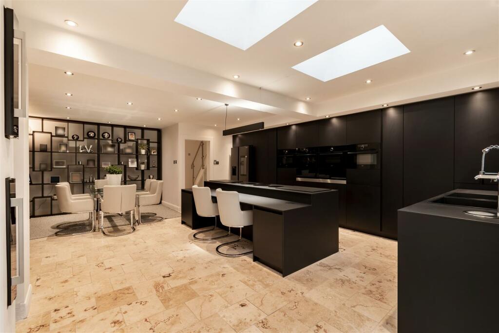 8526847-interior31.jpg