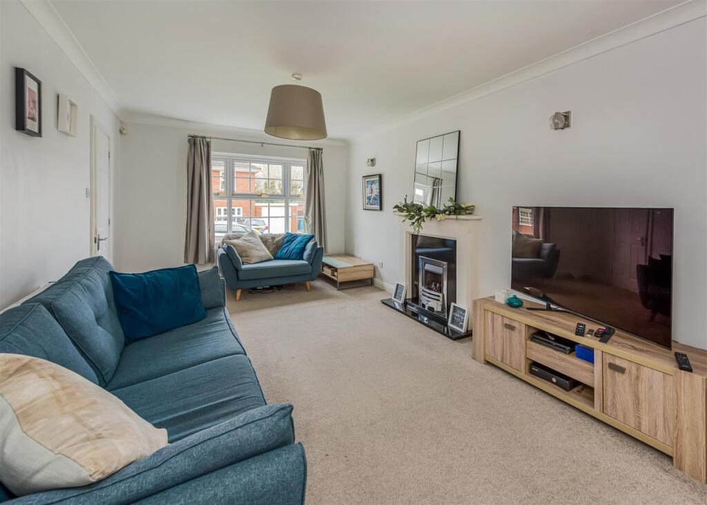 2 Heath House Drive-lounge2.jpg