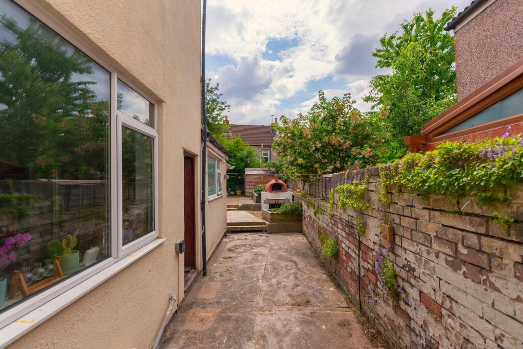 0C6REN - External G.jpg