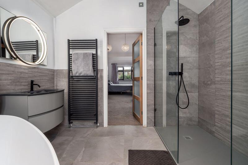 Master Bedroom En-Suite 