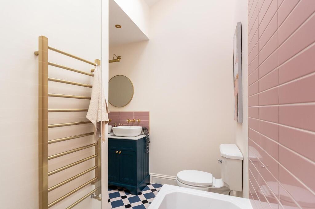 0O4STN - Bathroom A.jpg