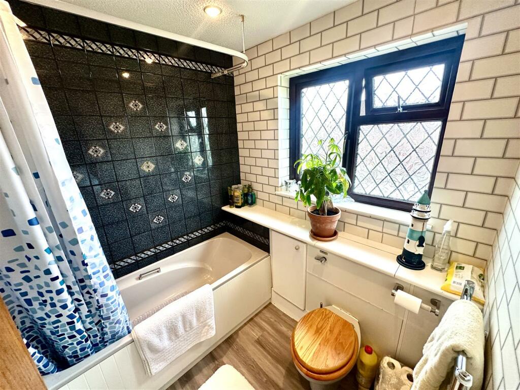 EN-SUITE BATHROOM