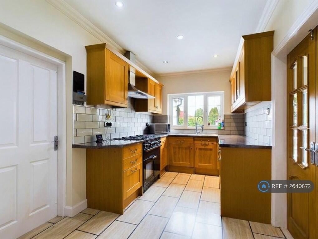 Fully Fitted Kitchen, Dishwasher &amp; Glass Tiles