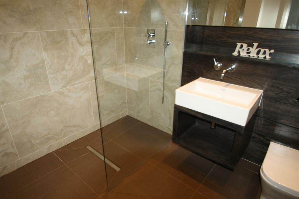 EN SUITE SHOWER ROOM