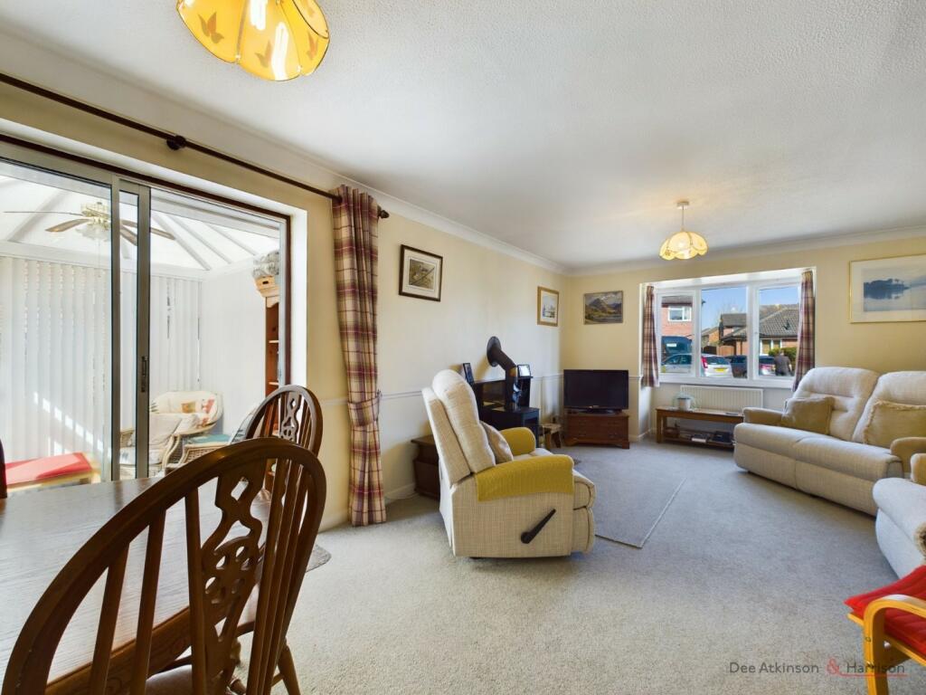 Lounge/Dining Area