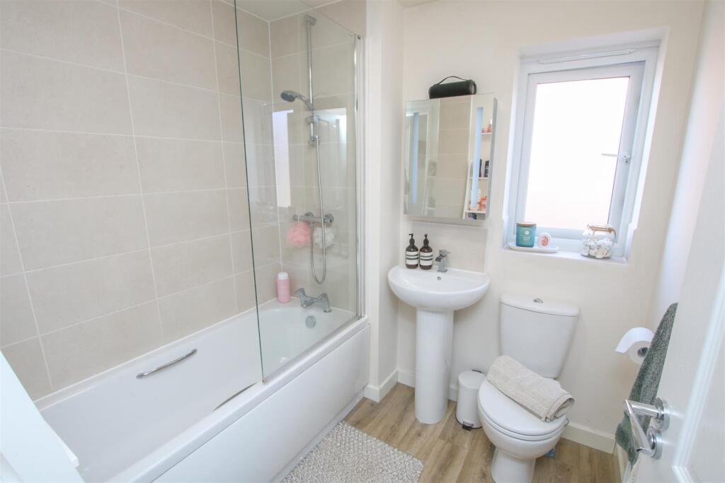 CONTEMPORARY BATHROOM