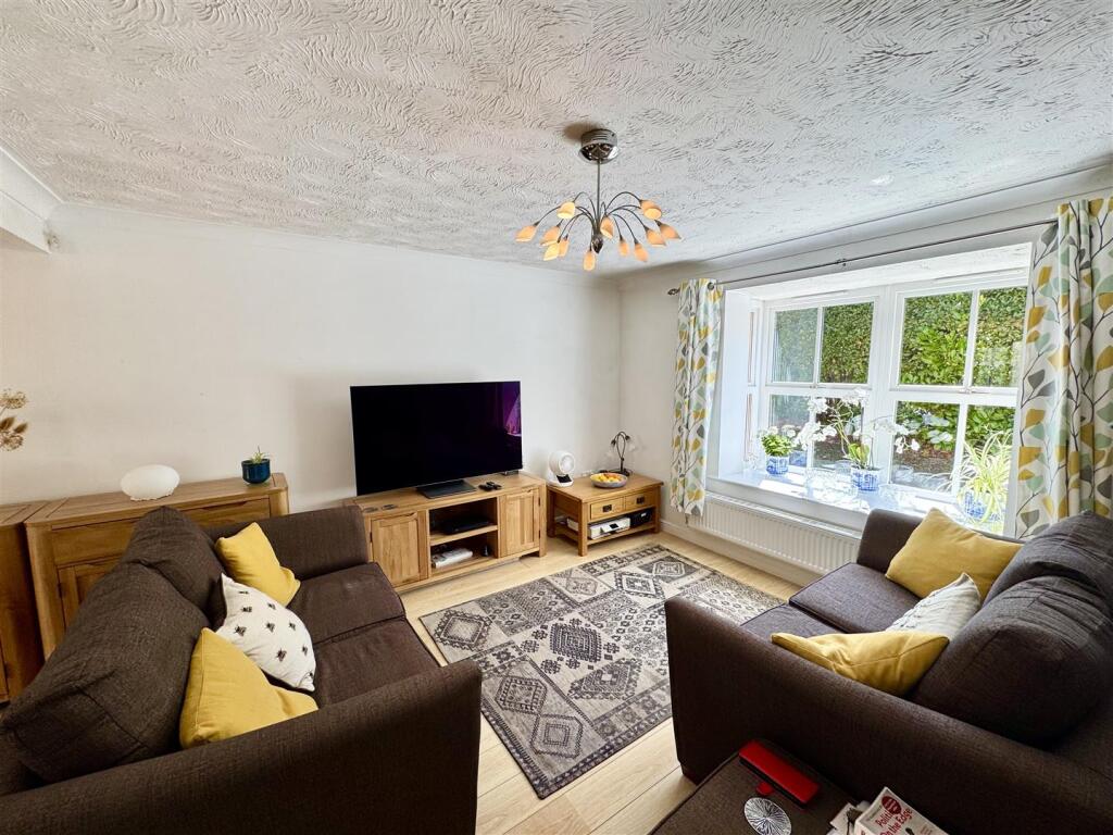 LIVING/DINING ROOM