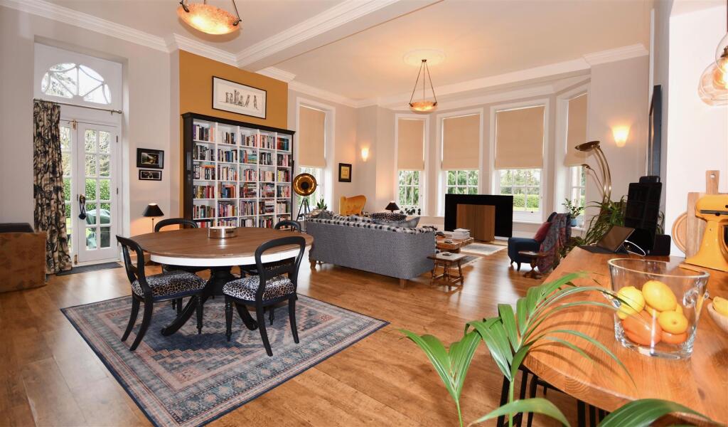 Sitting/dining room