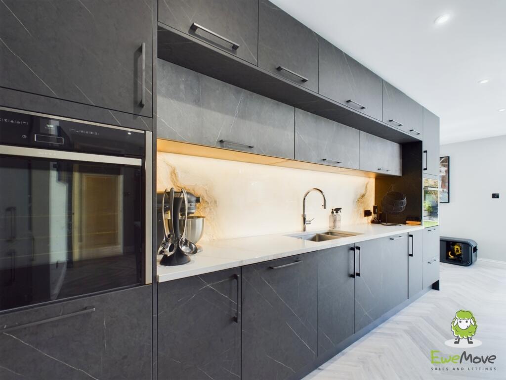 CAM03778G0-PR0171-STILL027