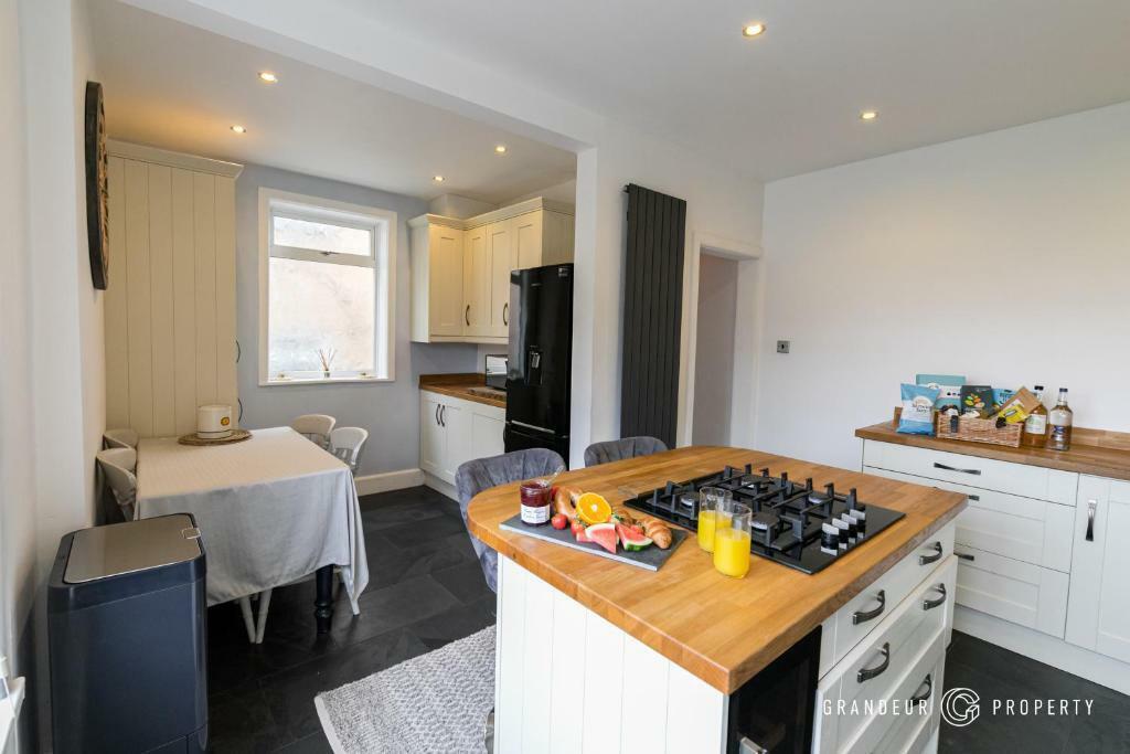 Kitchen Dining.jpg