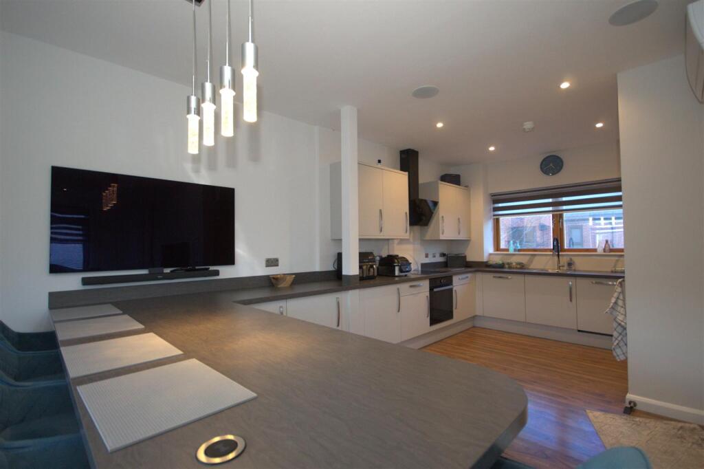 Open Plan Kitchen / Family Room