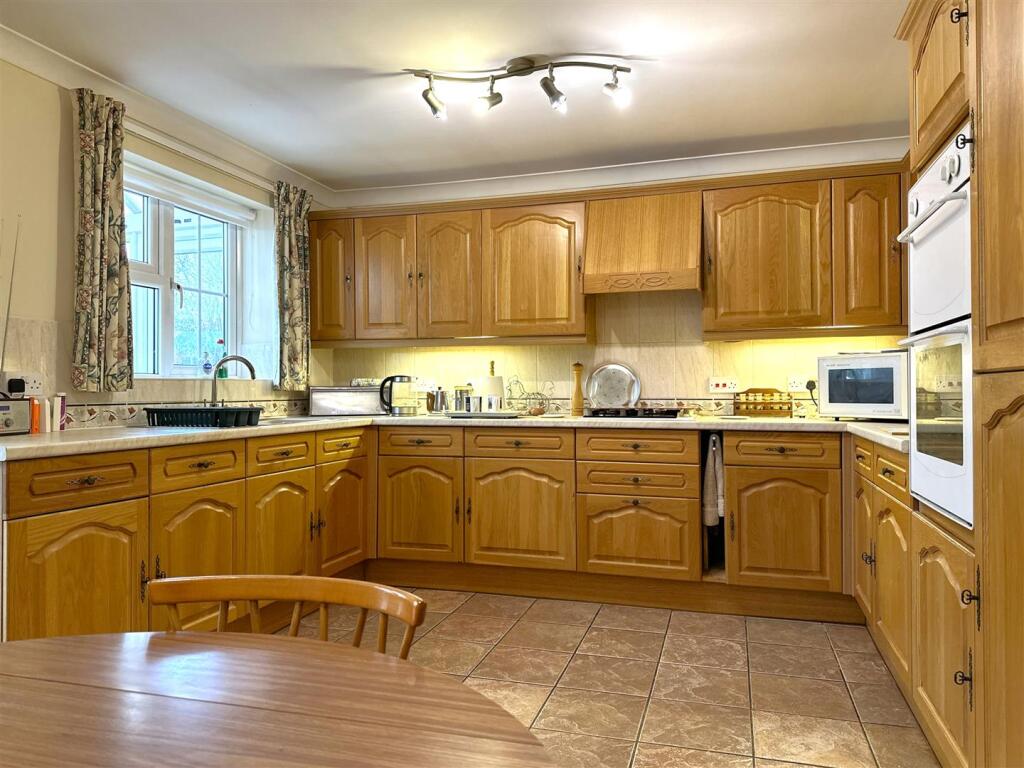 Extensive Fitted Kitchen 692
