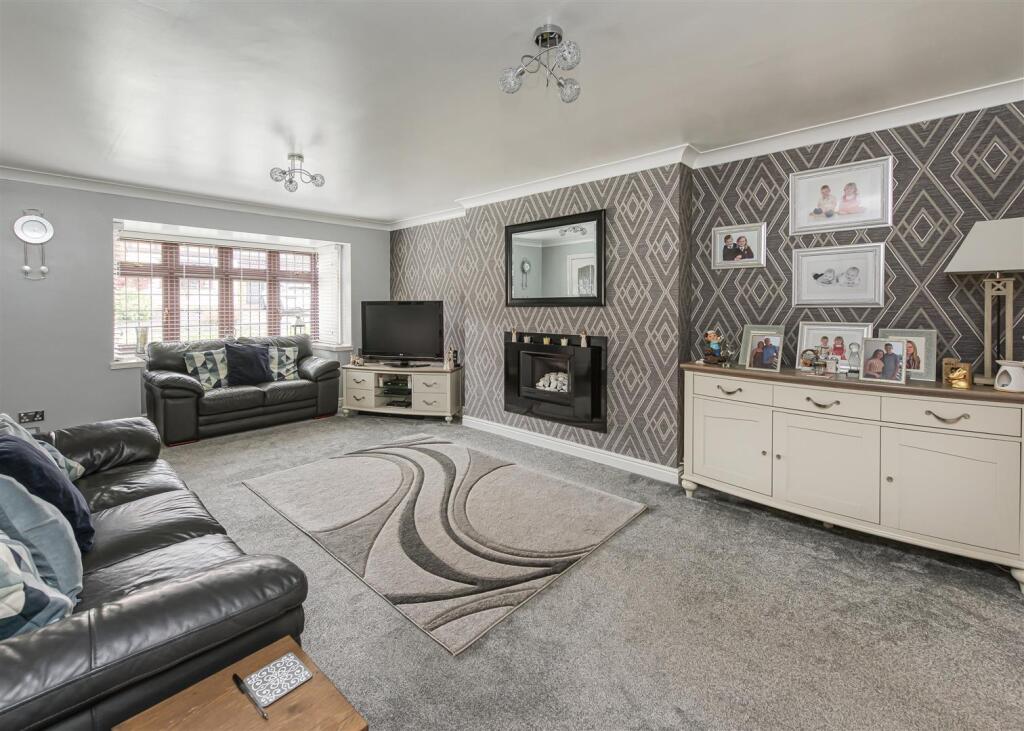 19 Penleigh Gardens-living2.jpg
