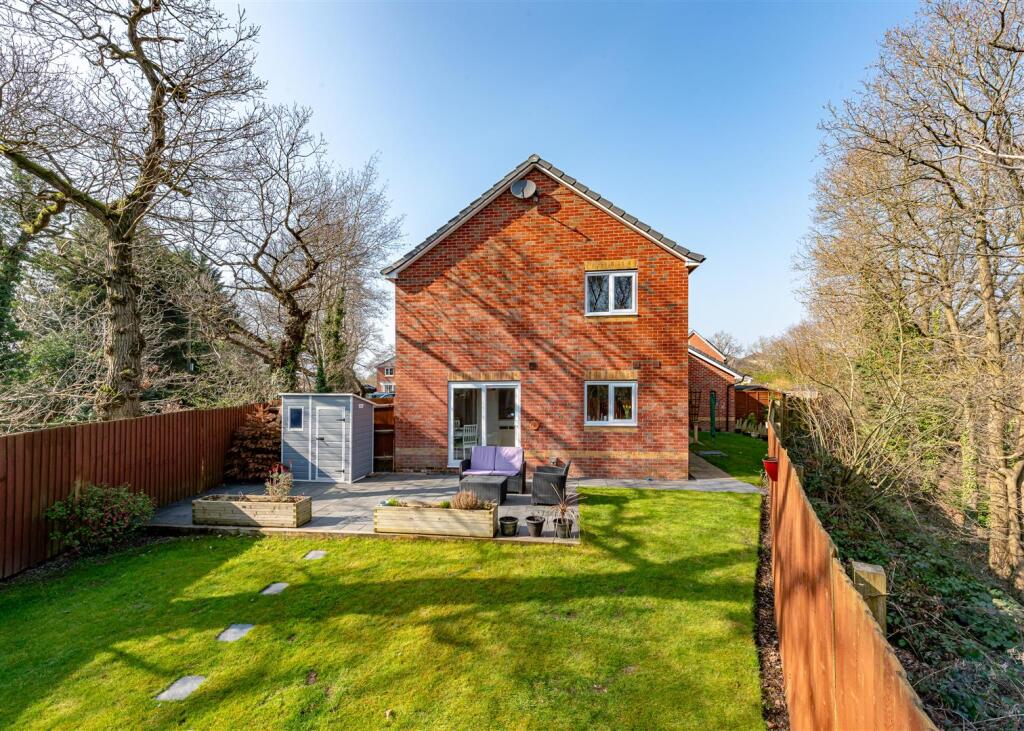 8 Oaklands-External (2).jpg