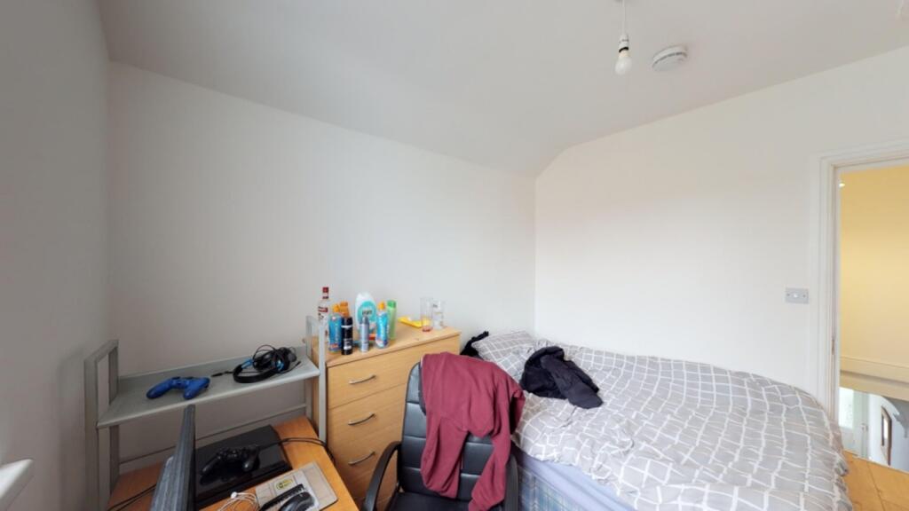 A cozy double bedroom featuring a comfortable b...