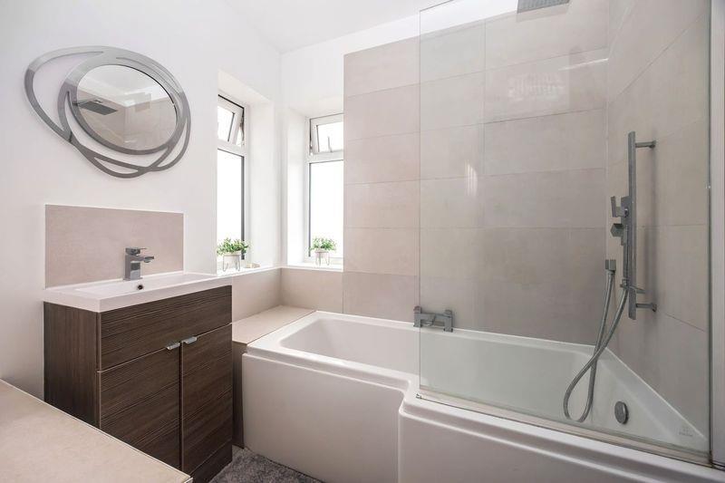 Fallowfield Cresecent 30 BATHROOM.jpeg