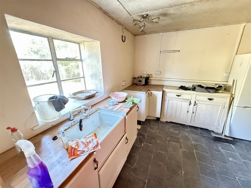 KITCHEN/DINING ROOM