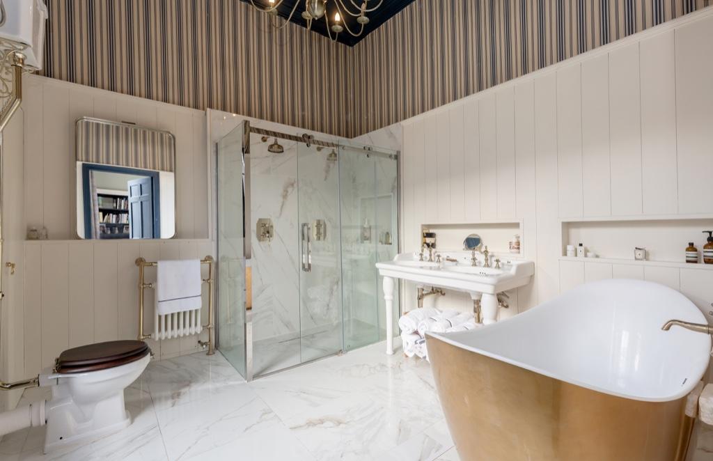 9. Principal Ensuite