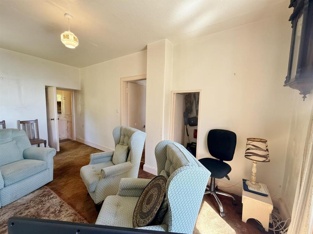 Dining room to kitchen