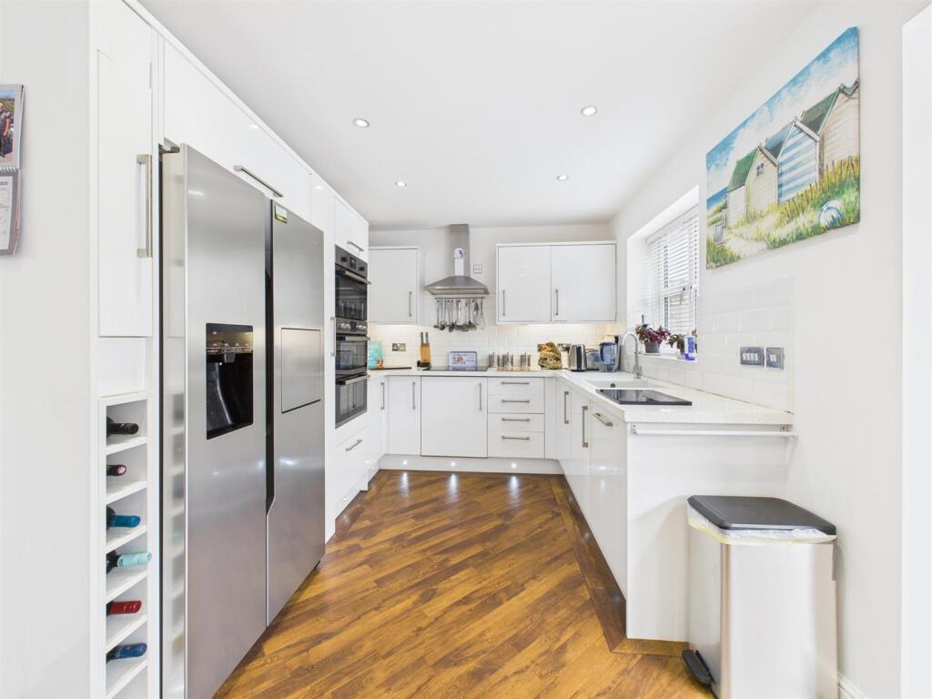 Kitchen/dining/living: