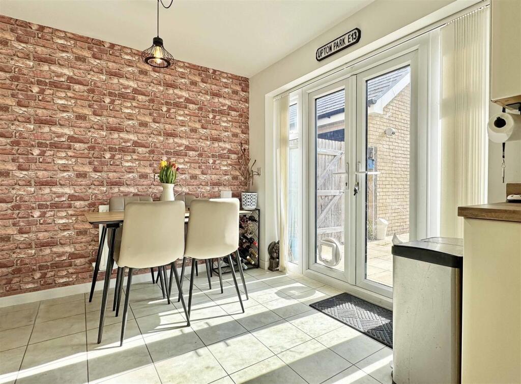Dining Area.jpg