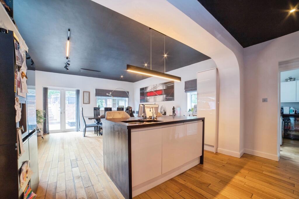 Kitchen-Diner-Family