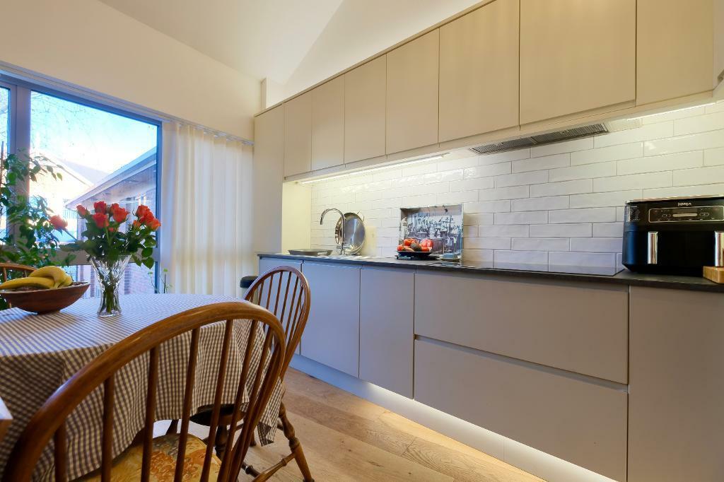 Handleless kitchen c/w fitted appliances