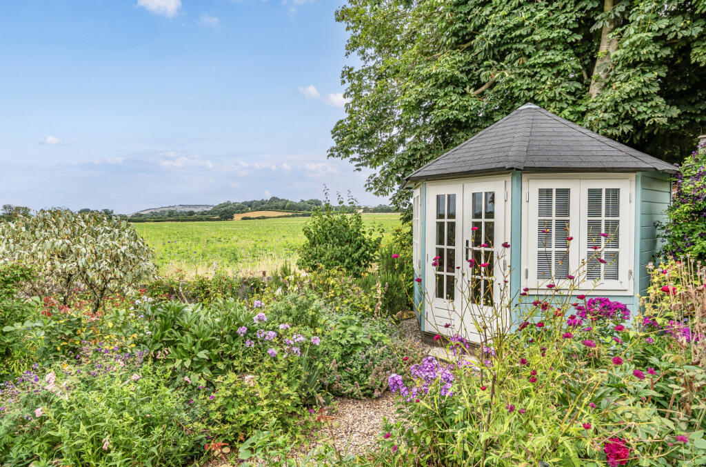 Garden &amp; Summerhouse