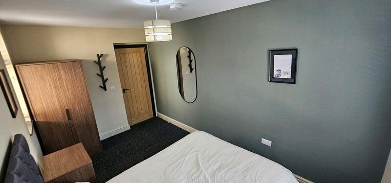 A neat and well-maintained double bedroom featu...