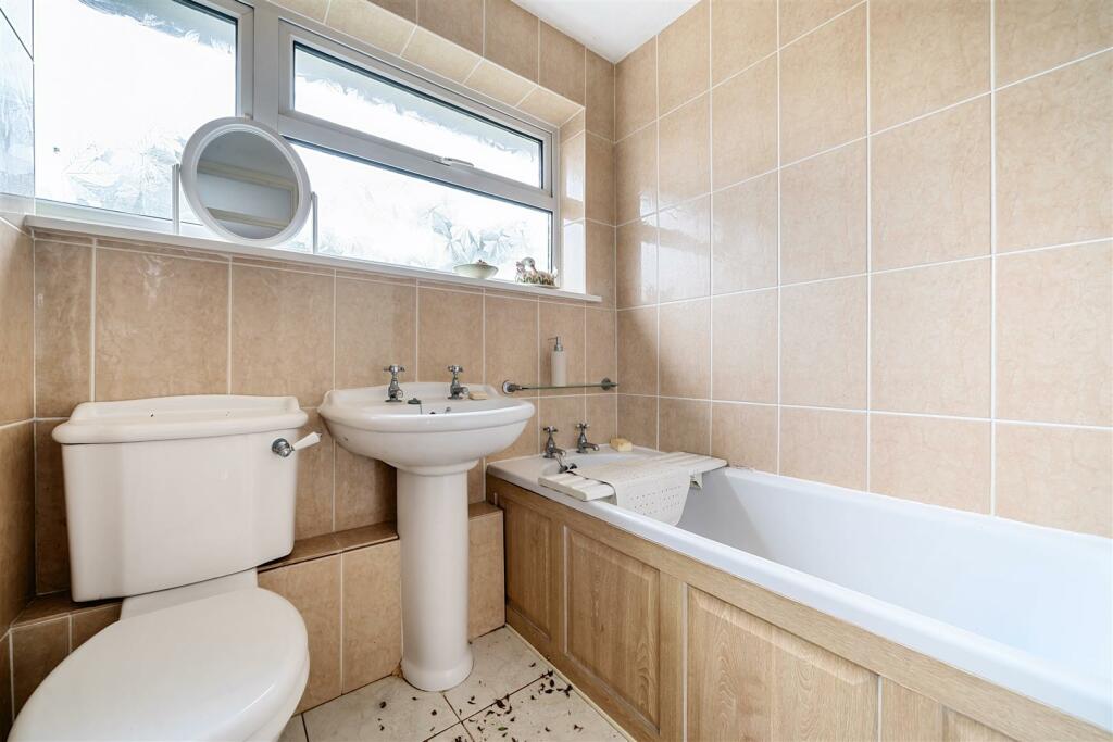 Bathroom (1).jpg
