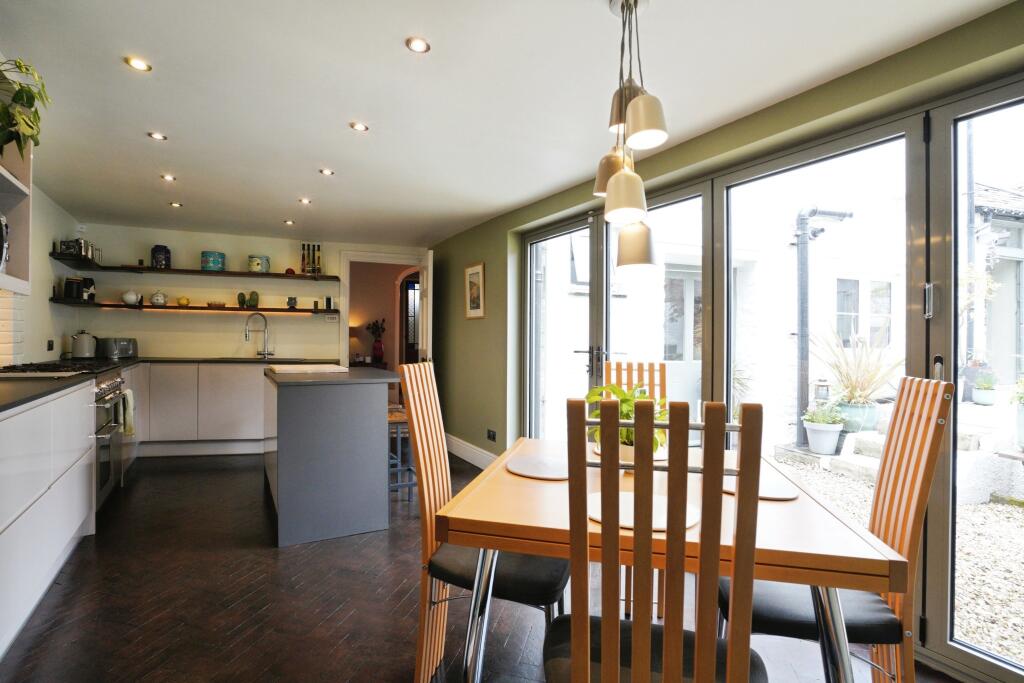 Kitchen / dining room