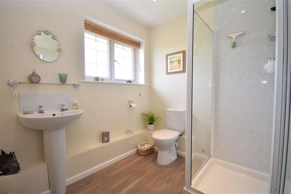 Ensuite to Bedroom 3.JPG