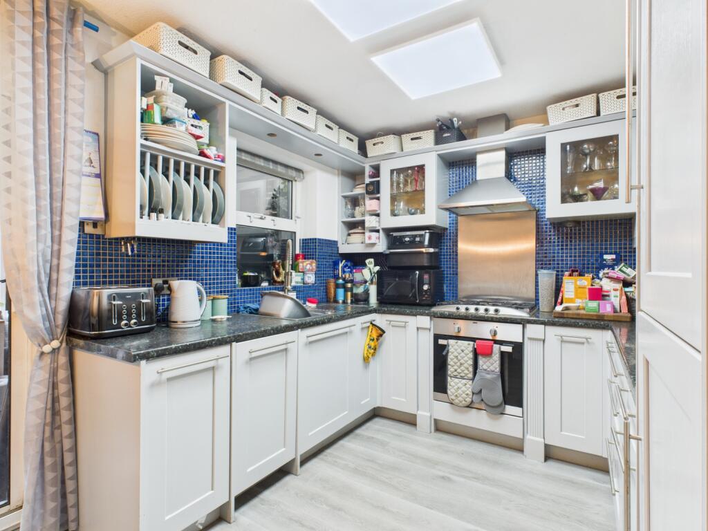 CAM03729G0-PR0195-STILL027