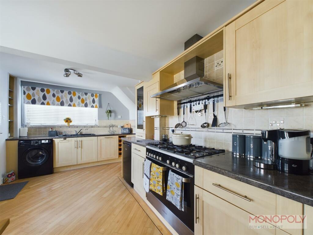 KITCHEN/ DINING ROOM