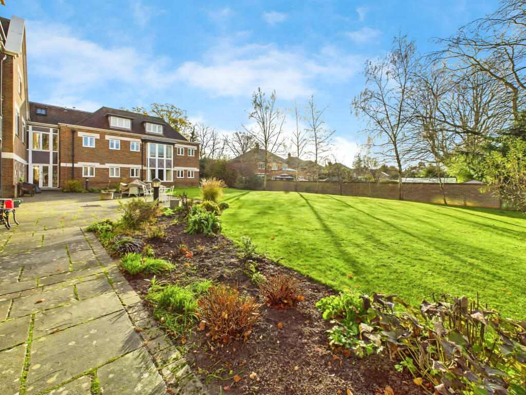 39c5e21d-CAM04018G0-PR0398-STILL007