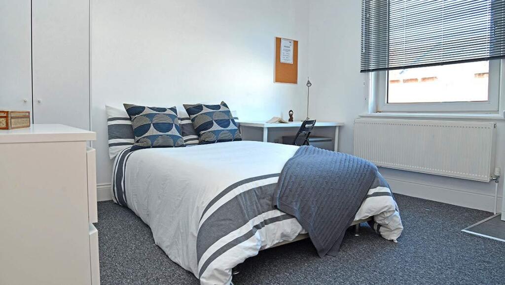 7-bed-student-house-hudson-road-portsmouth-(15).jp