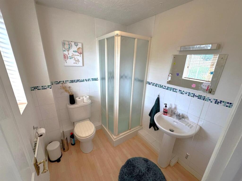 Ensuite to Bedroom 2.jpg