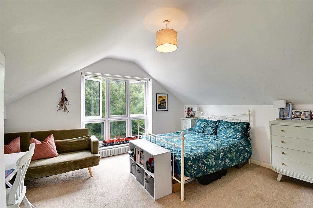 Bedroom 1_1.jpg