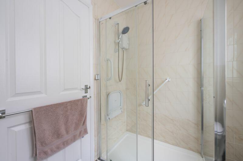 SHOWER ROOM - shower cubicle