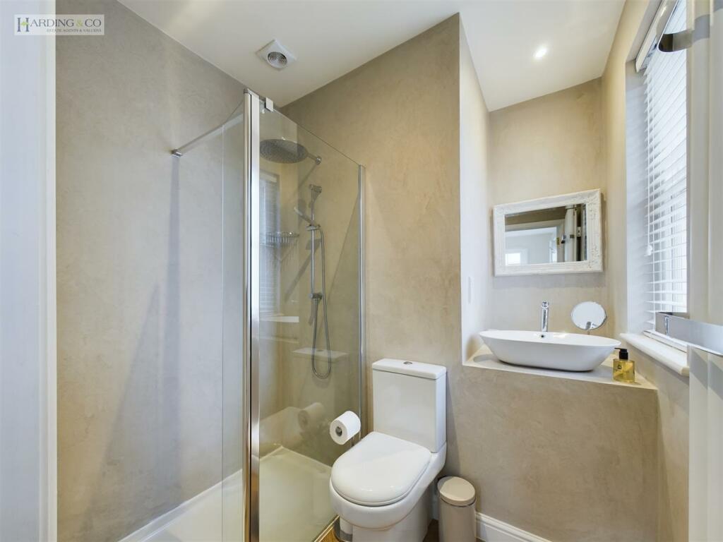 Bedroom 1 en suite.jpg