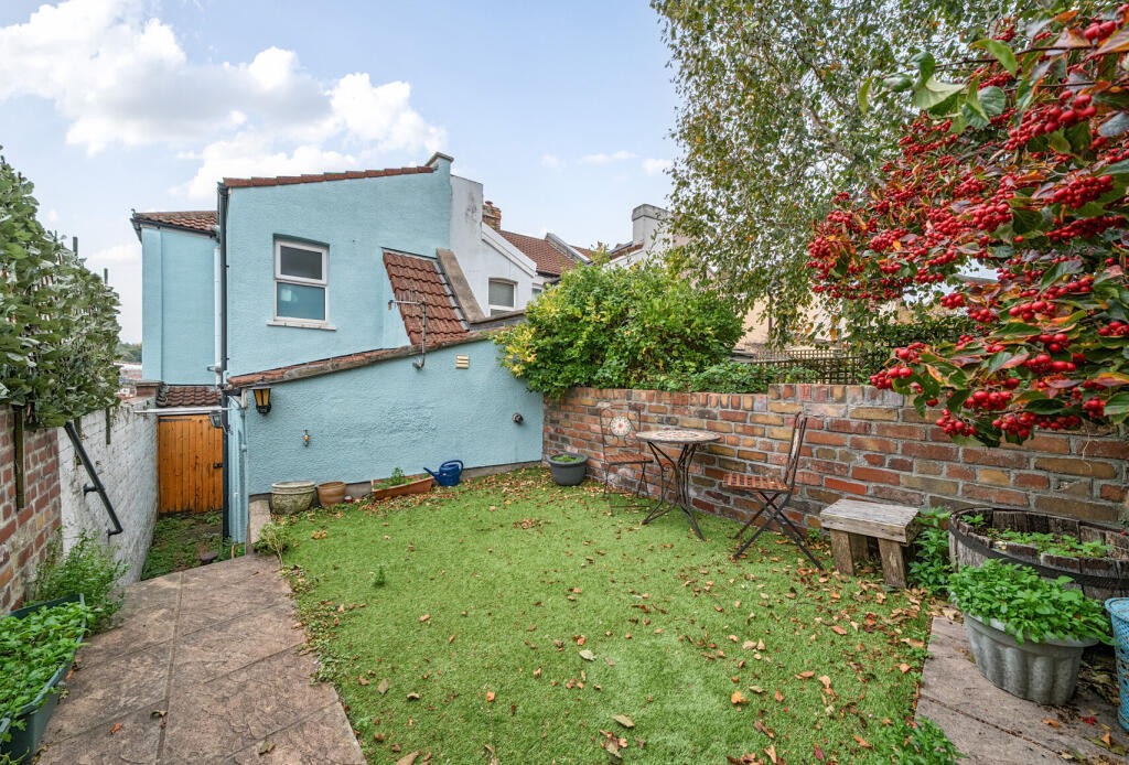 1365982-6-68efa20...