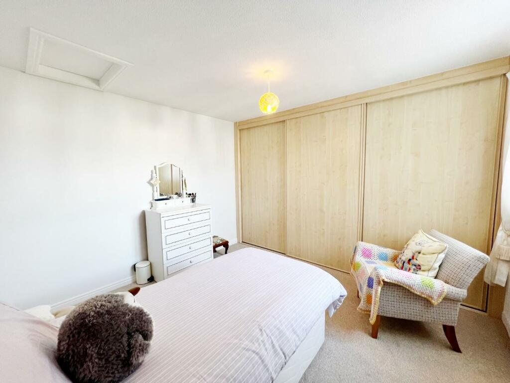 Bedroom 1 pic 3.jpg