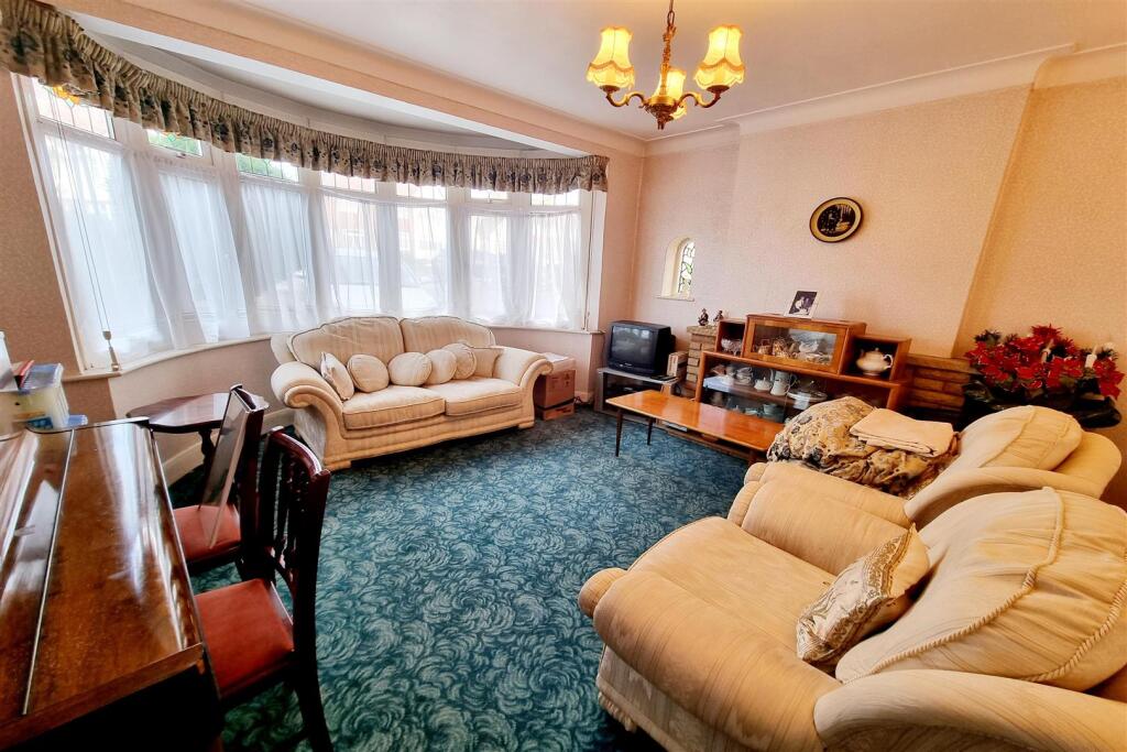 FRONT RECEPTI0N ROOM: