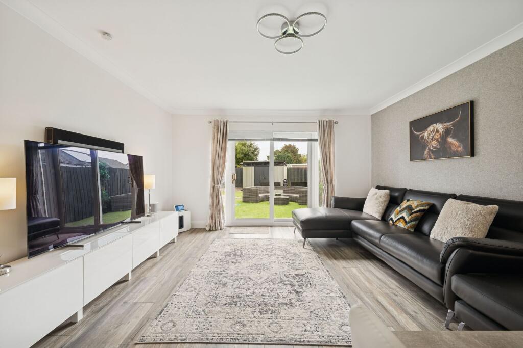 Lounge / Dining Area