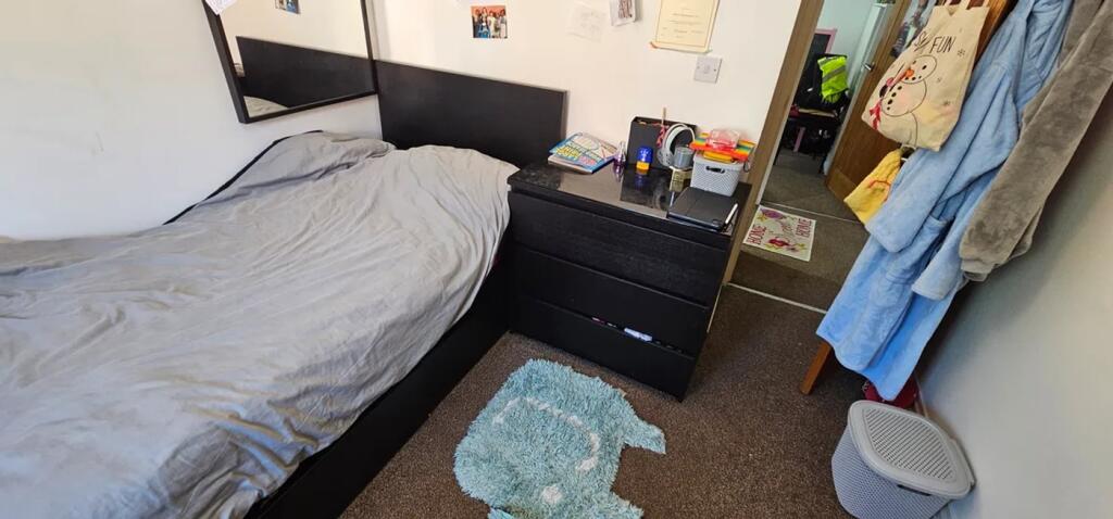 A cozy double bedroom featuring a comfortable b...