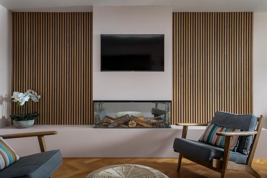 16 - Tynings House - GL51 4XF - Web.jpg