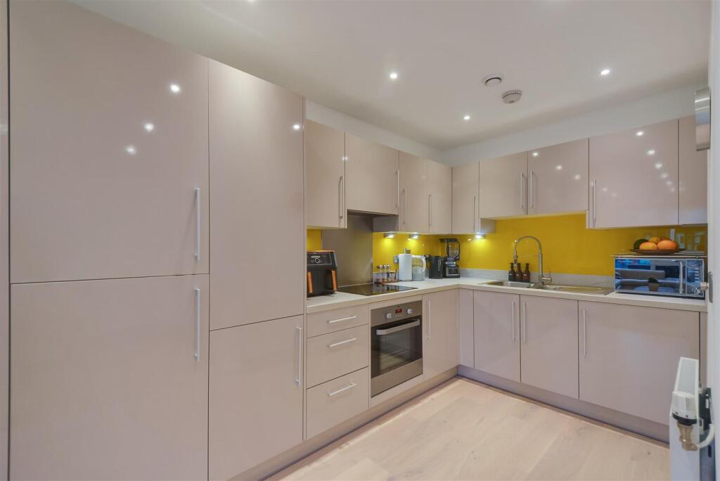 Property For Sale at Isle of Dogs, E14 By Barrain 