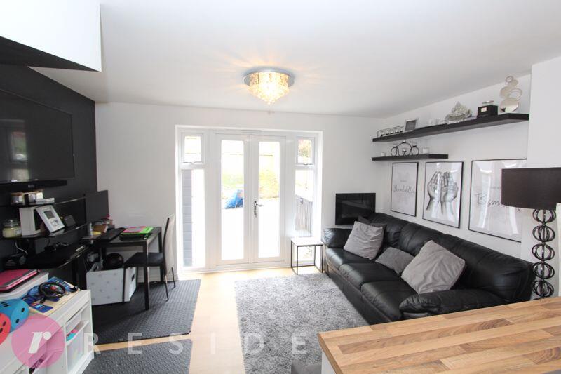 Lounge / Dining Area