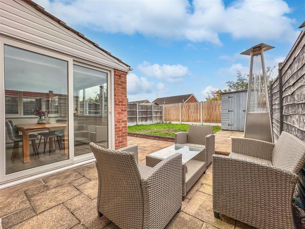 SOUTH FACING Rear Garden 911